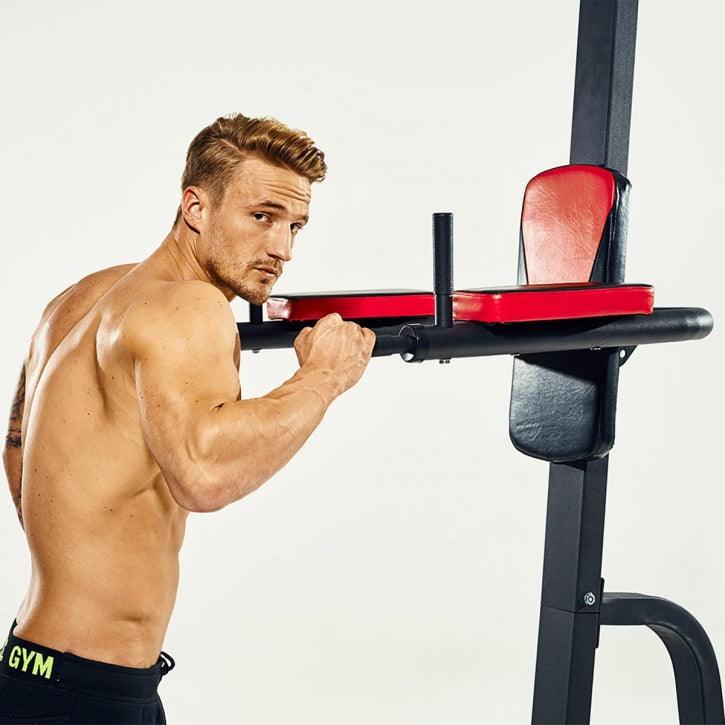 Klimmzugstation mit Multifunktion in Schwarz/Rot