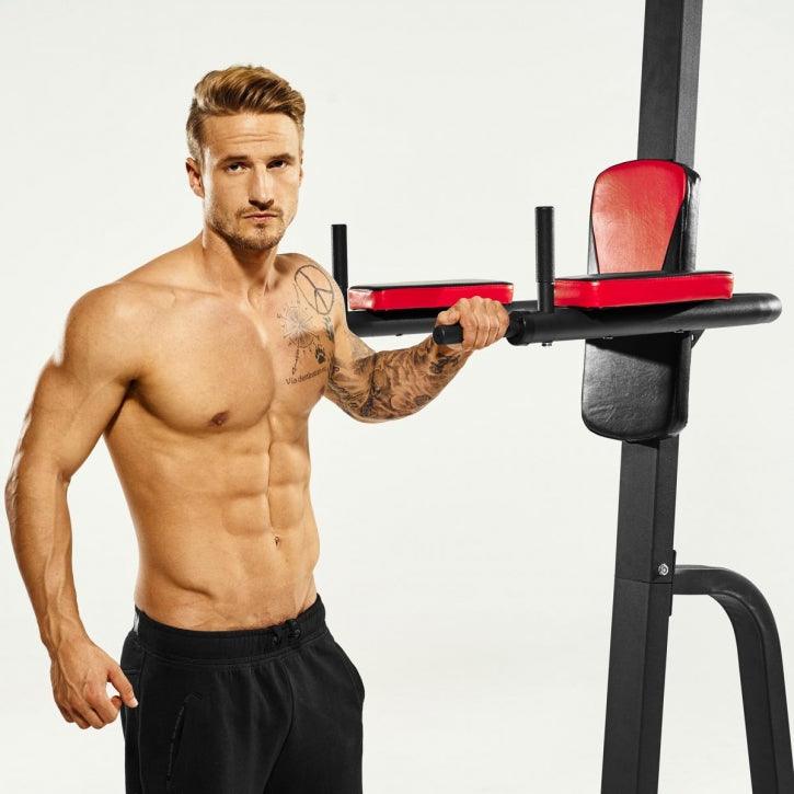 Klimmzugstation mit Multifunktion in Schwarz/Rot